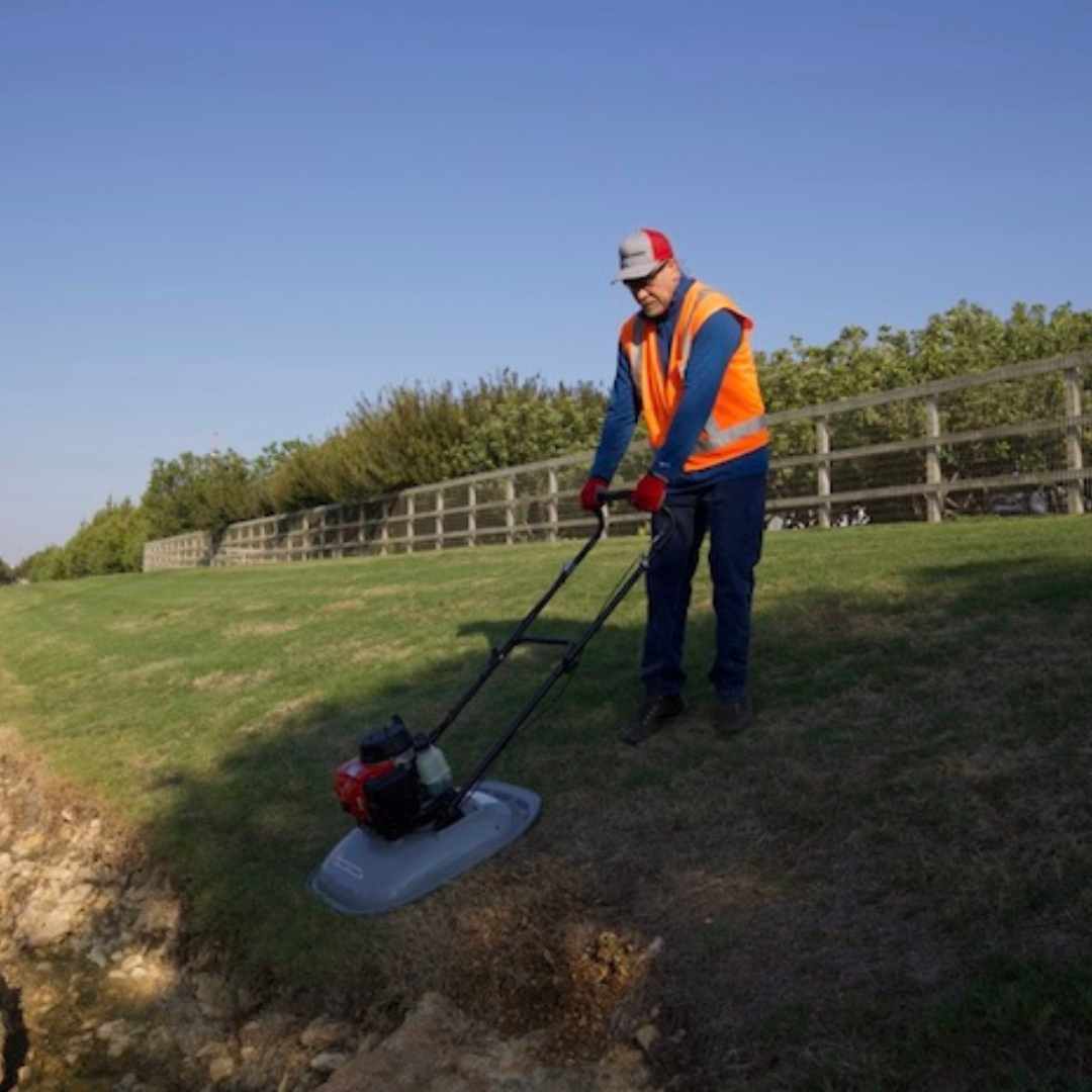 Maruyama MHM480 Hover Mower - Lifestyle