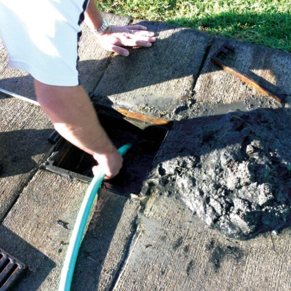 DrainBlaster Cleaning Nozzle - Underhill International - Lifestyle 2