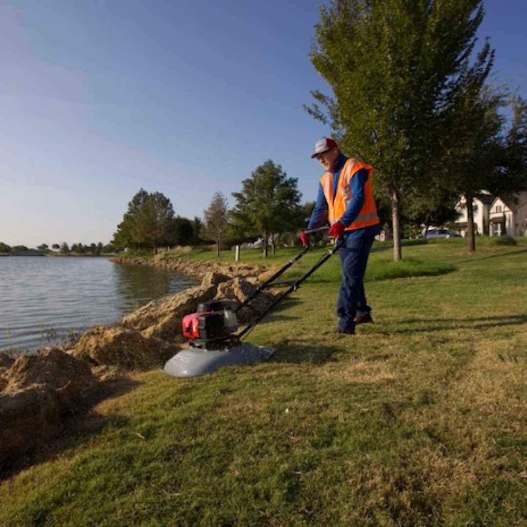 Maruyama MHM480 Hover Mower - Lifestyle 2